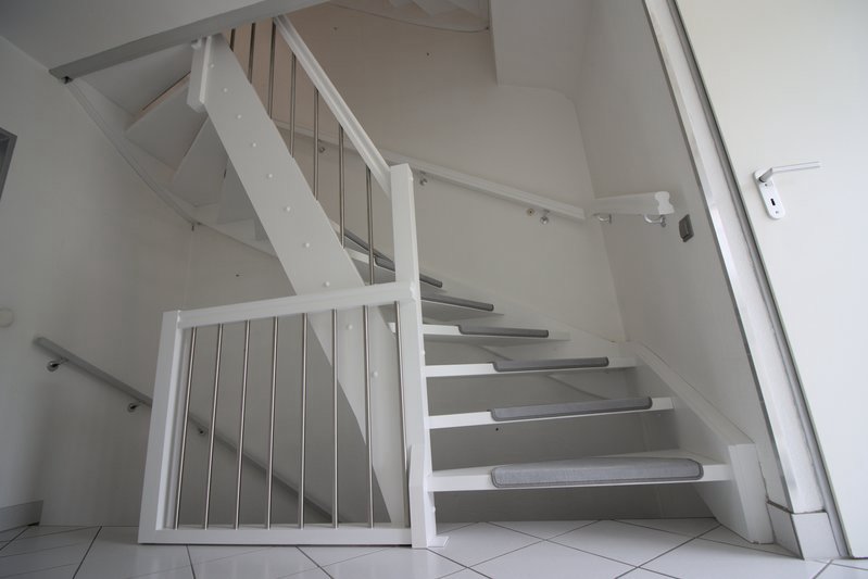 Treppe Buche Weißlack mit Edestahlstäben  