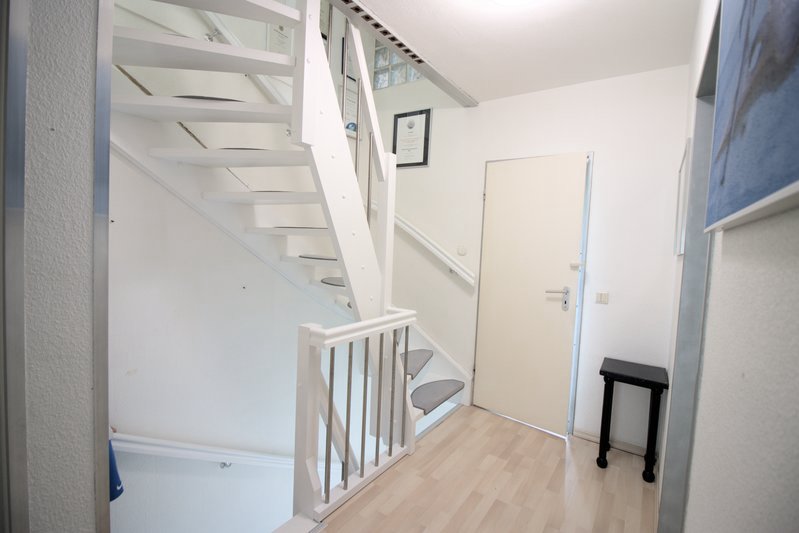 Treppe Buche Weißlack mit Edestahlstäben 2