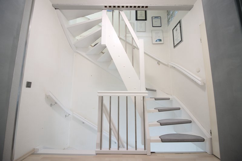 Treppe Buche Weißlack mit Edestahlstäben 3 